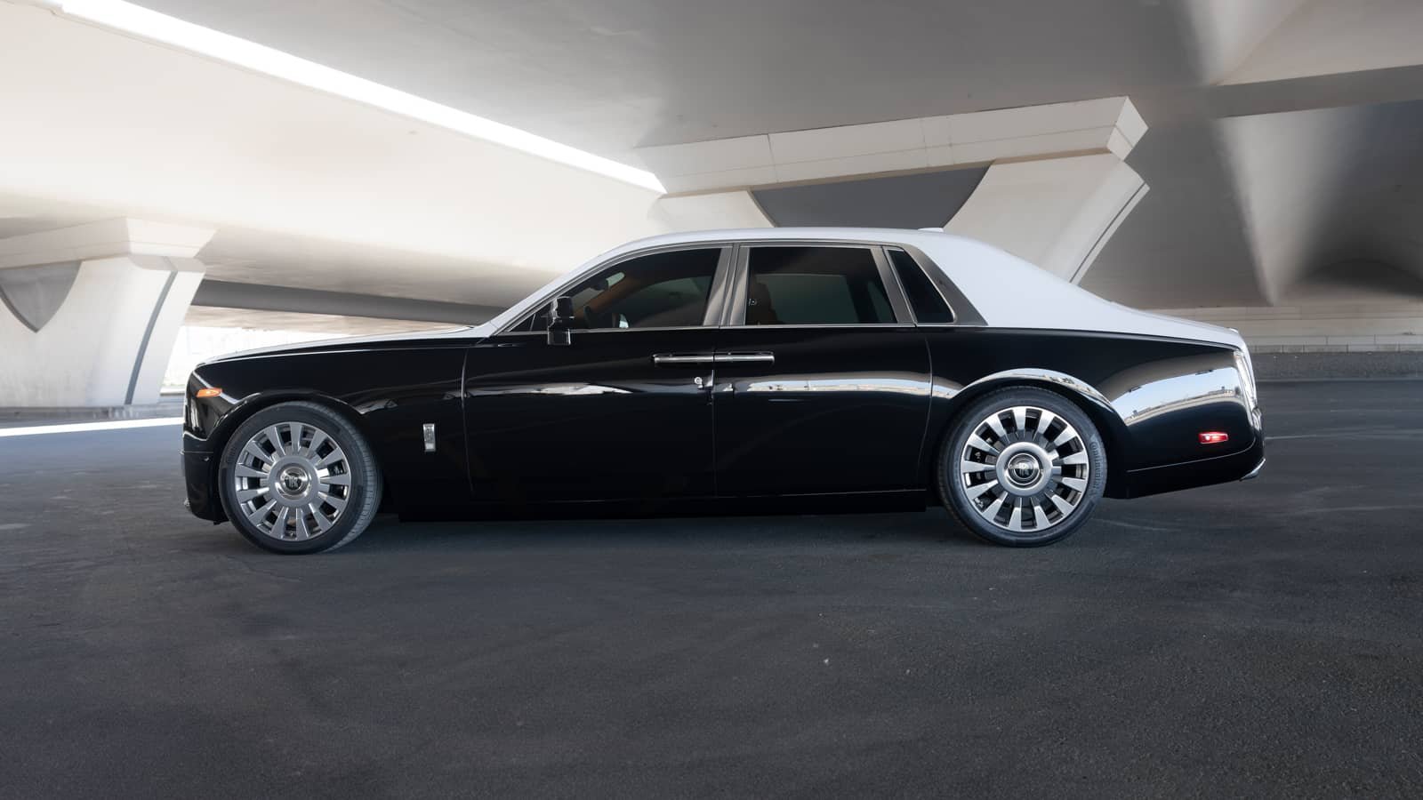 Rent Rolls-Royce Phantom in Dubai photo 4
