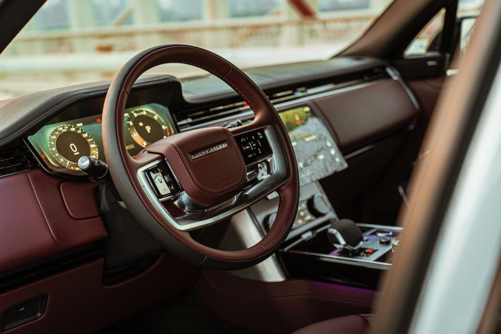 2023 Range Rover Vogue White for Rent in Dubai photo 7