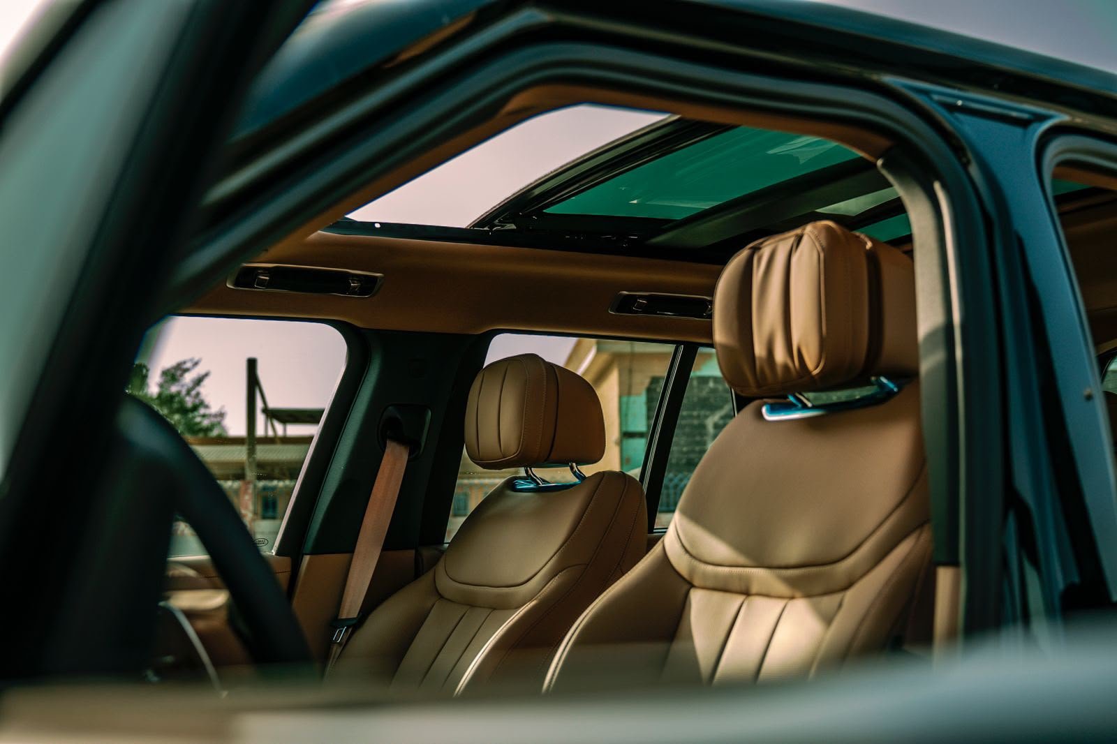 2023 Range Rover Vogue Black for Rent in Dubai photo 4