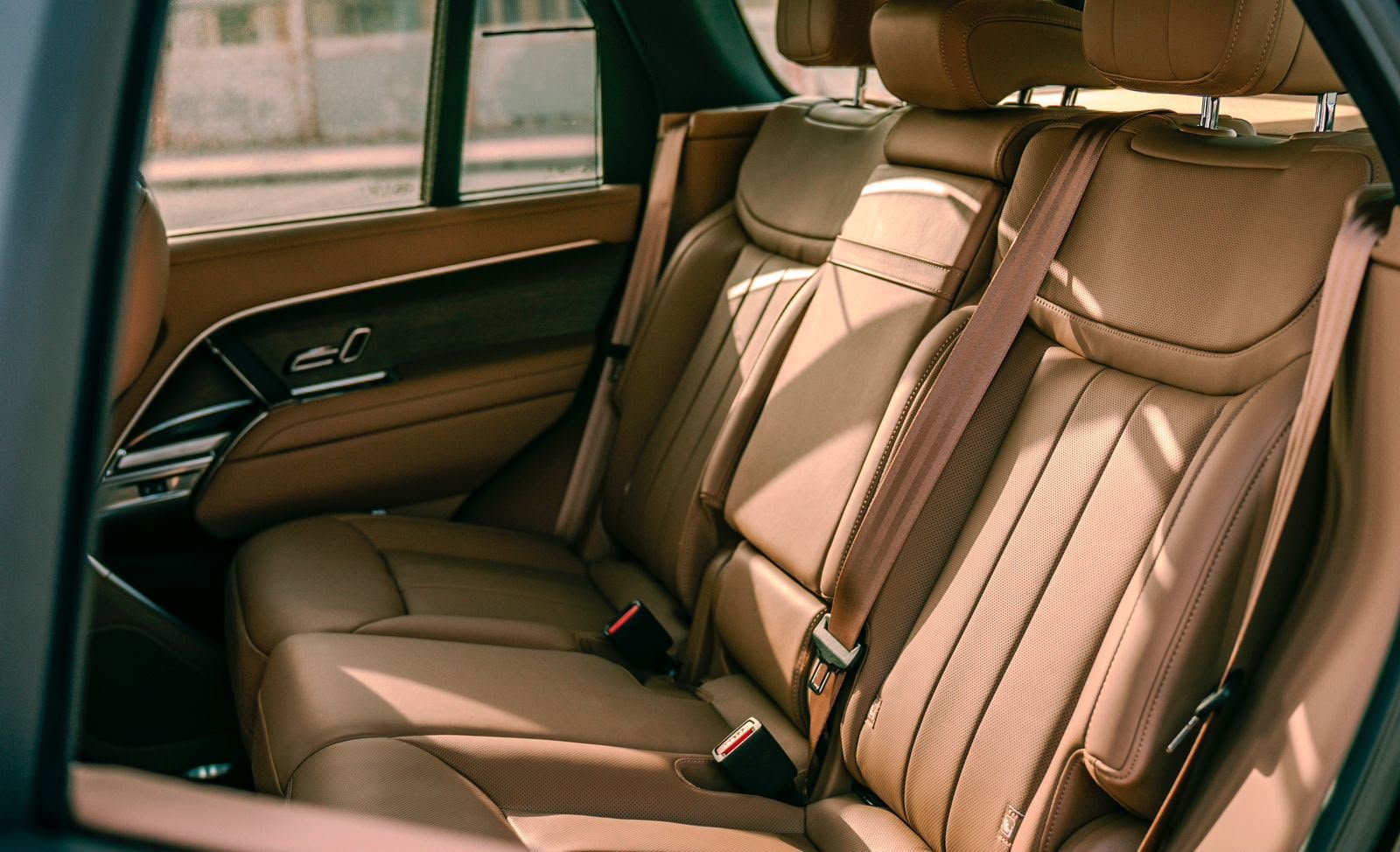 2023 Range Rover Vogue Black for Rent in Dubai photo 5
