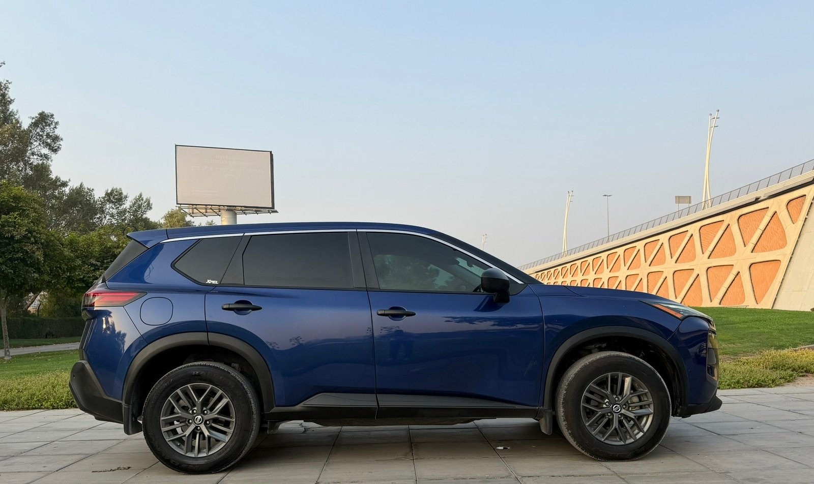 Hire Nissan X-Trail in Dubai (Blue, Automatic, VERONA A) photo 3