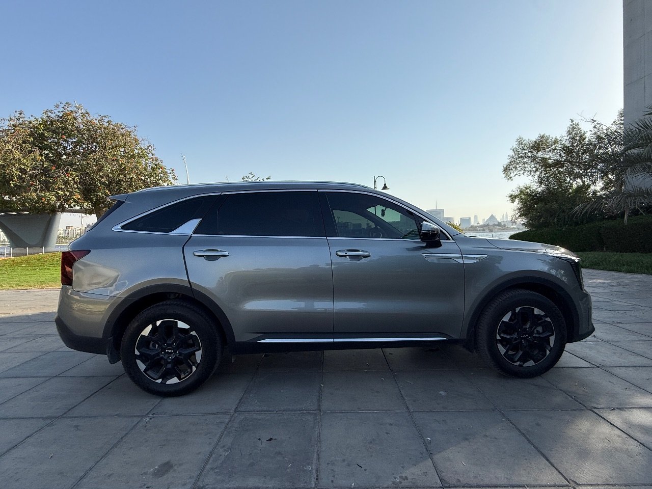 Rent a Kia Sorento in Dubai photo 4
