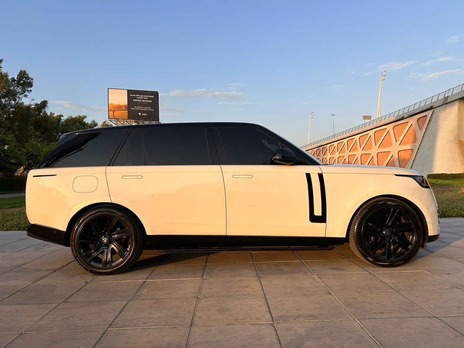 Hire Land Rover Range Rover Vogue LWB V8 in Dubai photo 4