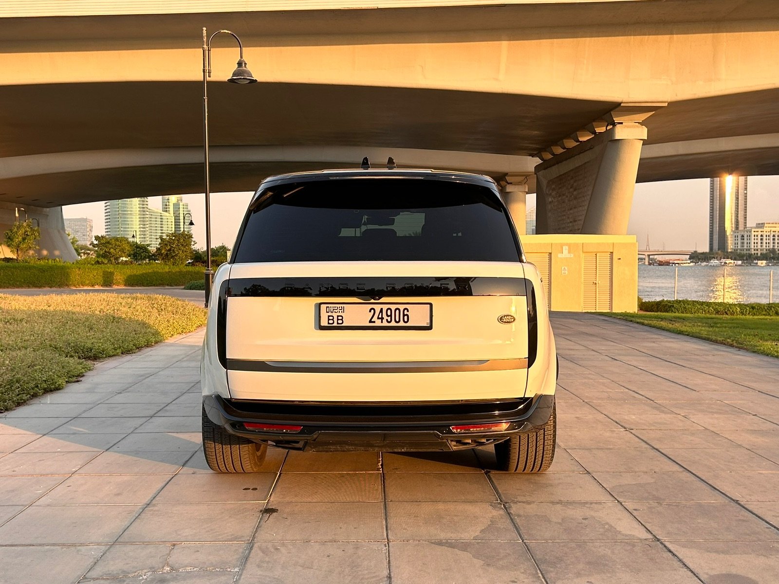 Hire Land Rover Range Rover Vogue LWB V8 in Dubai photo 5