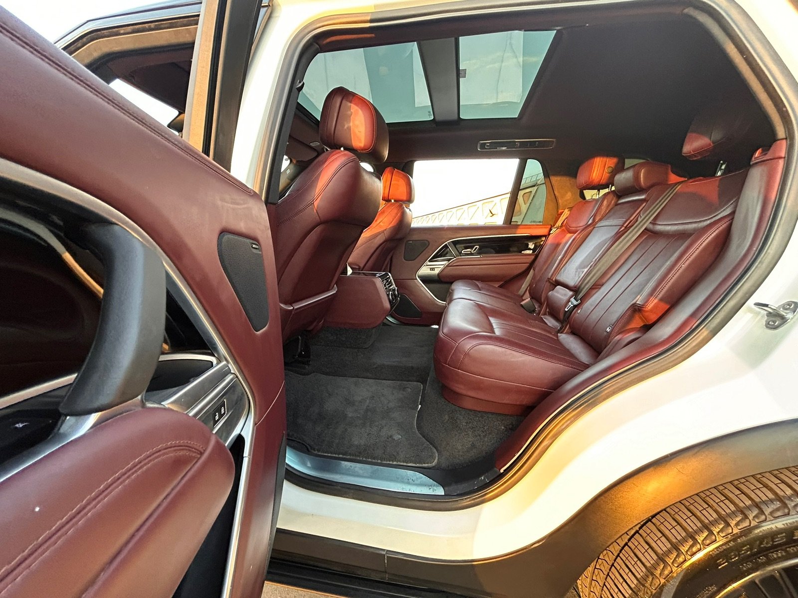 Hire Land Rover Range Rover Vogue LWB V8 in Dubai photo 8