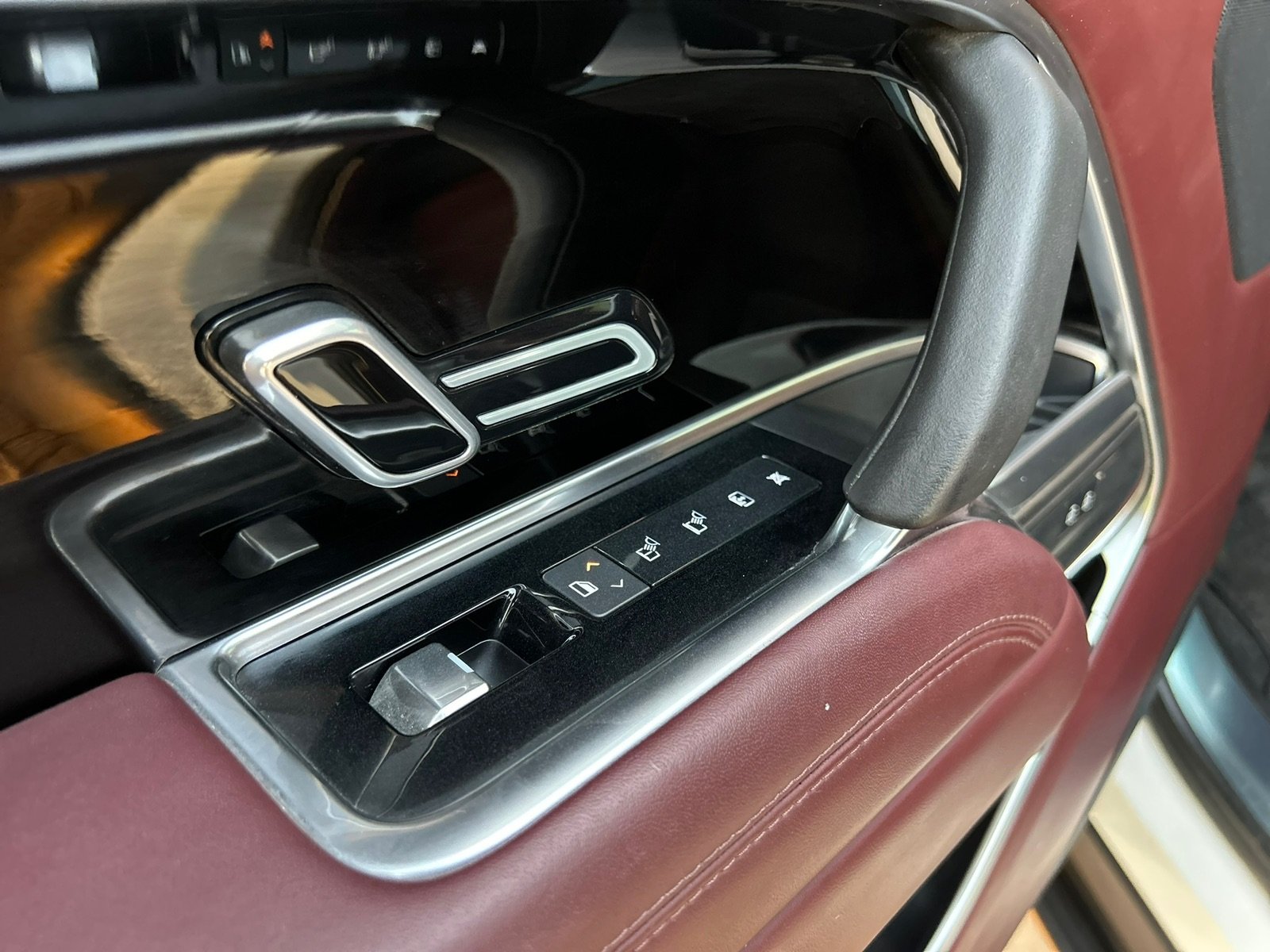 Hire Land Rover Range Rover Vogue LWB V8 in Dubai photo 9