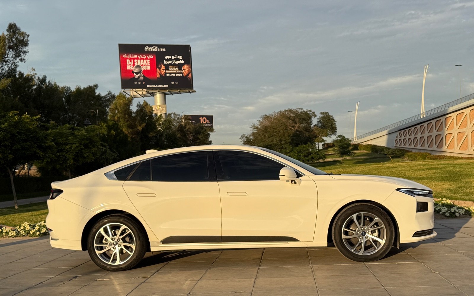 Ford Taurus Rental in Dubai photo 4