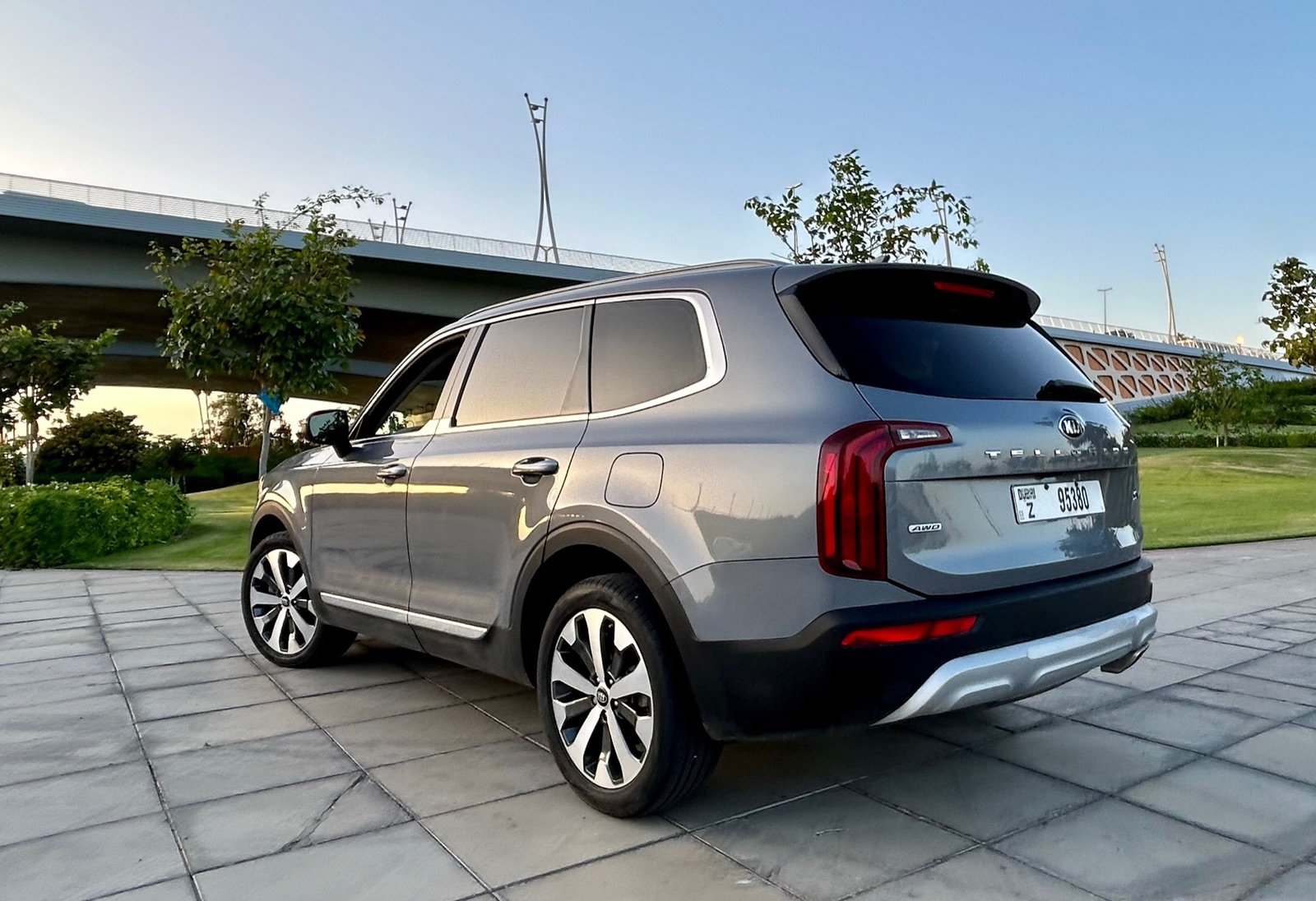 Rent Kia Telluride in Dubai photo 2