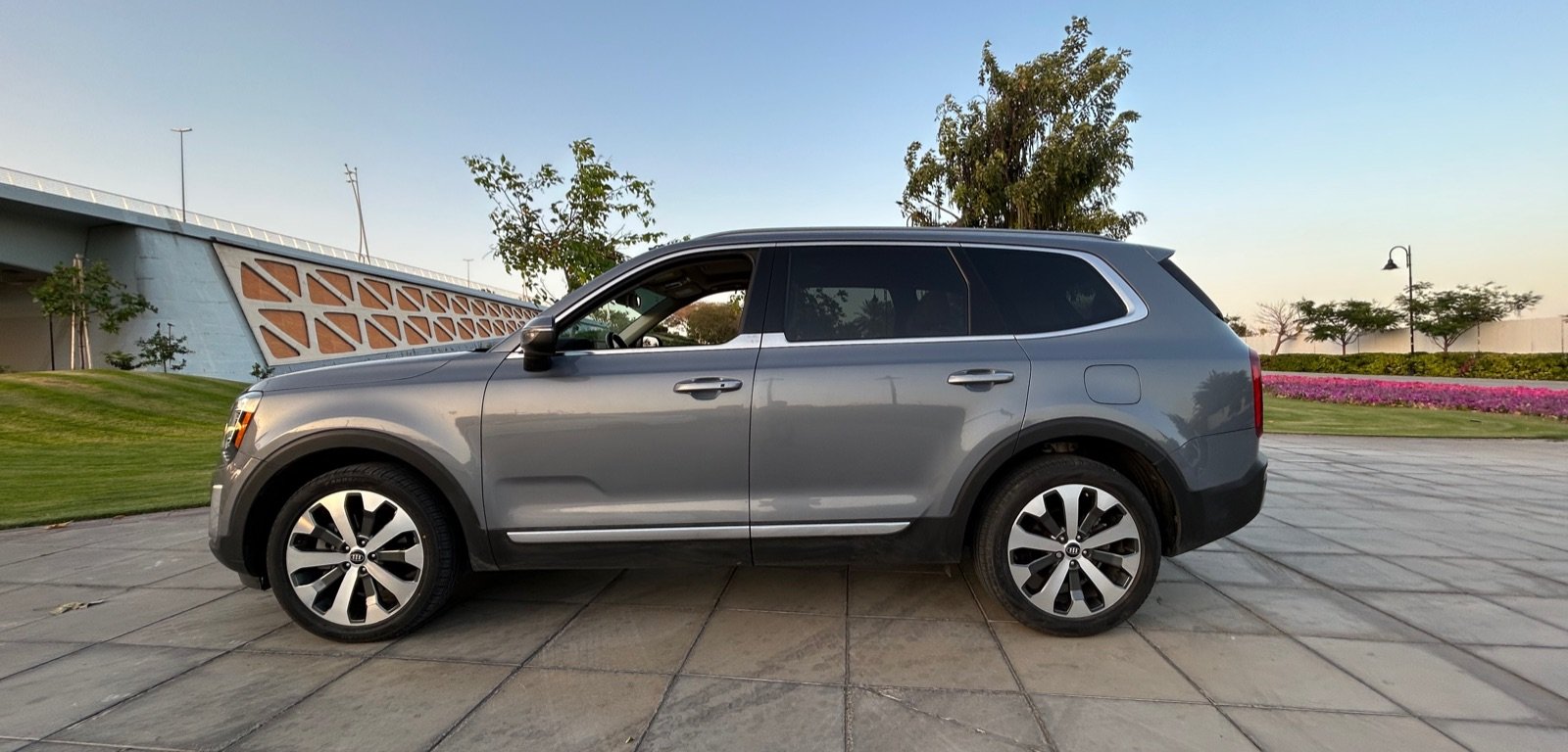 Rent Kia Telluride in Dubai photo 3