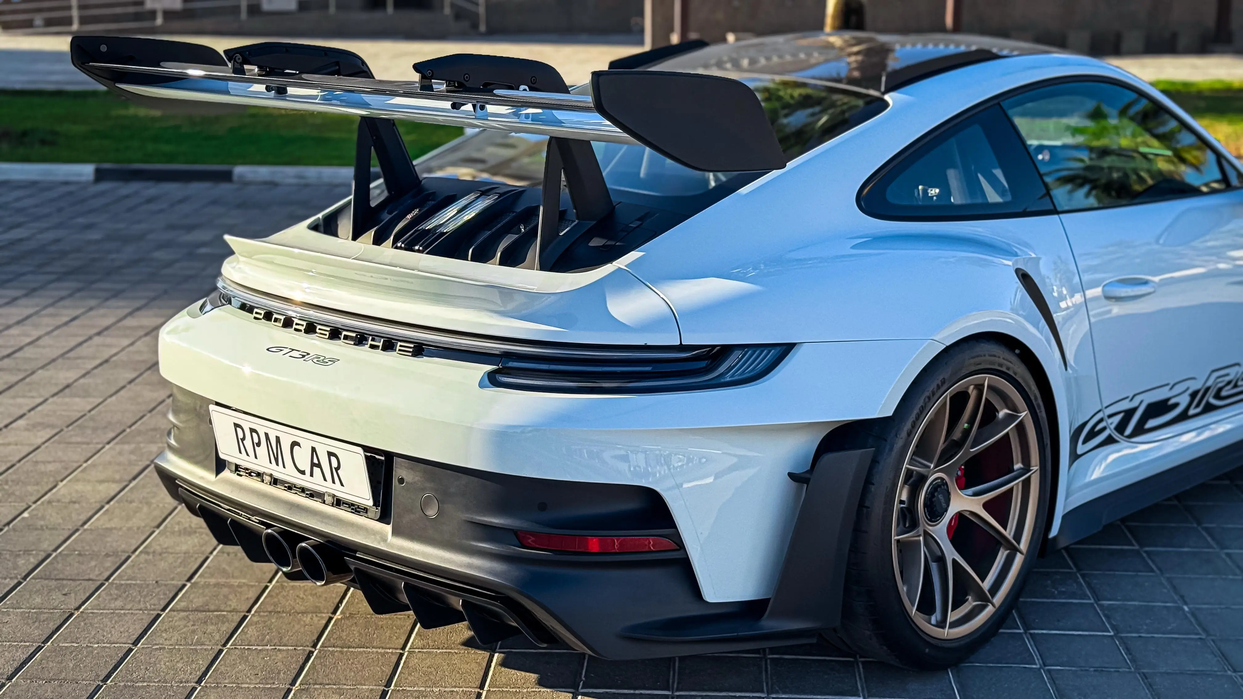 Rent a 2024 Porsche 911 GT3 RS White in Dubai photo 5