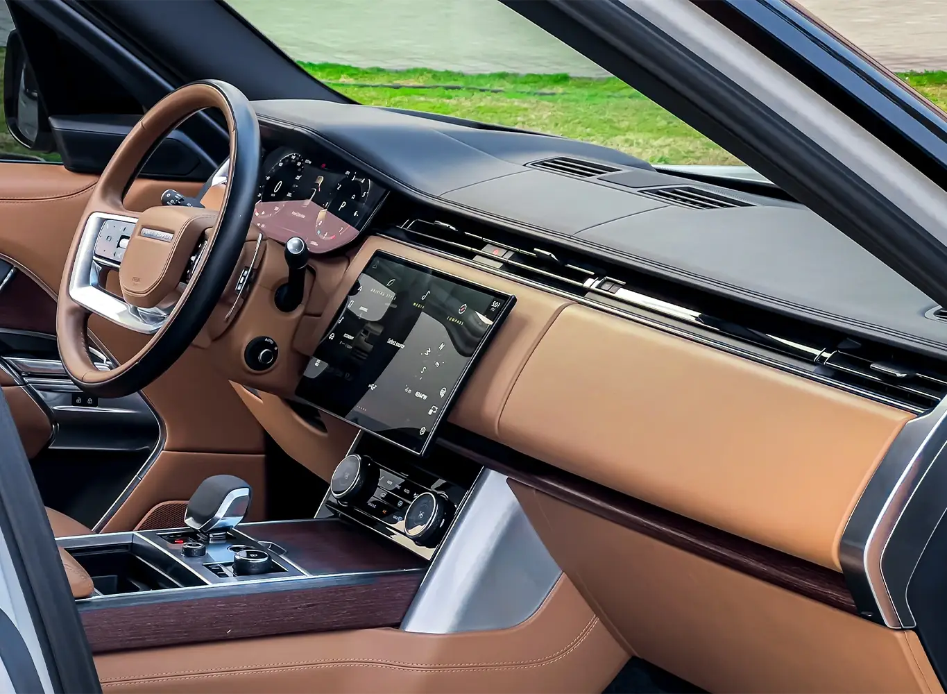 Hire 2023 Land Rover Range Rover Vogue White in Dubai photo 3