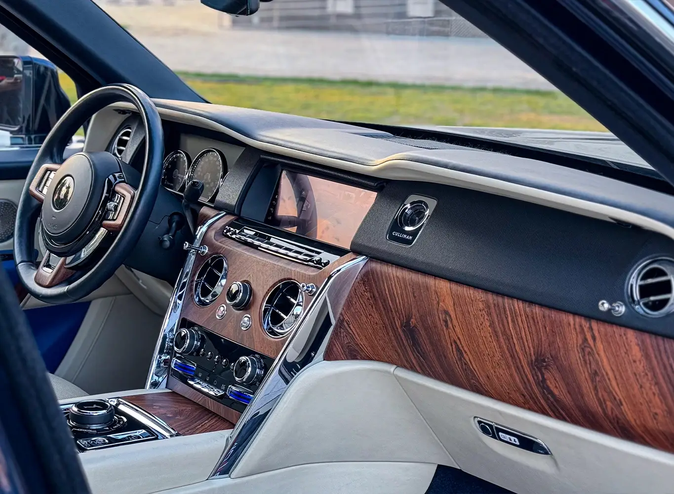 2023 Rolls-Royce Cullinan Blue for Rent in Dubai photo 2