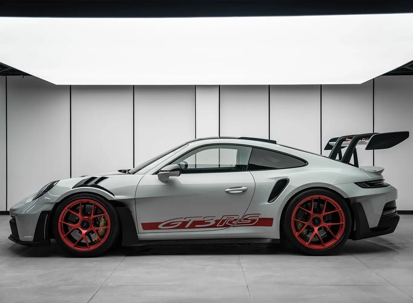 Rent 2023 Porsche 911 GT3 RS White in Dubai photo 4