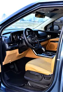 2024 Kia Carnival for Rent in Al Garhoud photo 7