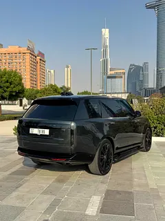 2025 Land Rover Range Rover for Rent in Business Bay (Green) photo 3