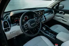 Hire 2023 Kia Sorento in Nad Al Sheba 3 photo 5