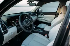 Hire 2023 Kia Sorento in Nad Al Sheba 3 photo 6