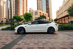 2021 Tesla Model 3 for Rent in Nad Al Sheba 3 photo 3