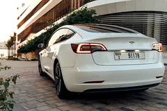 2021 Tesla Model 3 for Rent in Nad Al Sheba 3 photo 4